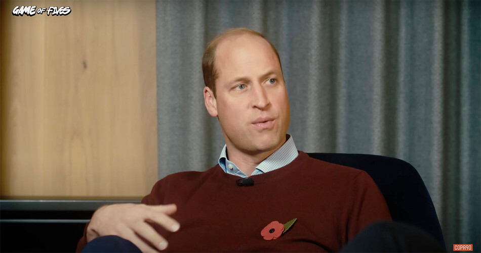 Принц Уильям беседует c Келвином Куагрейном во время съёмок фильма о психическом здоровье Game of 5s, 7 ноября 2022 г.