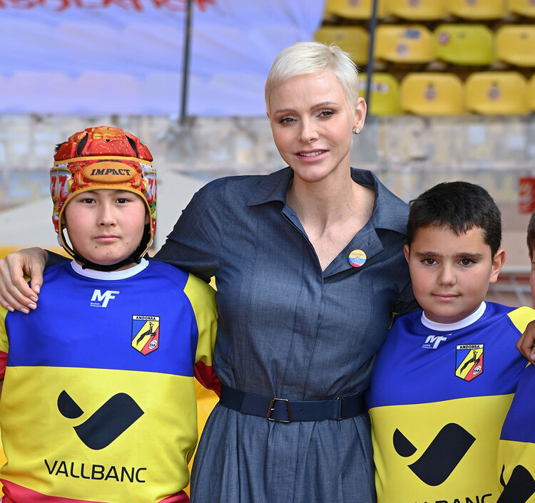 Принцесса Монако Шарлен позирует с командой Андорры по регби до 12 лет во время турнира по регби Sainte Devote 7 мая 2022 года в Монако, Монако