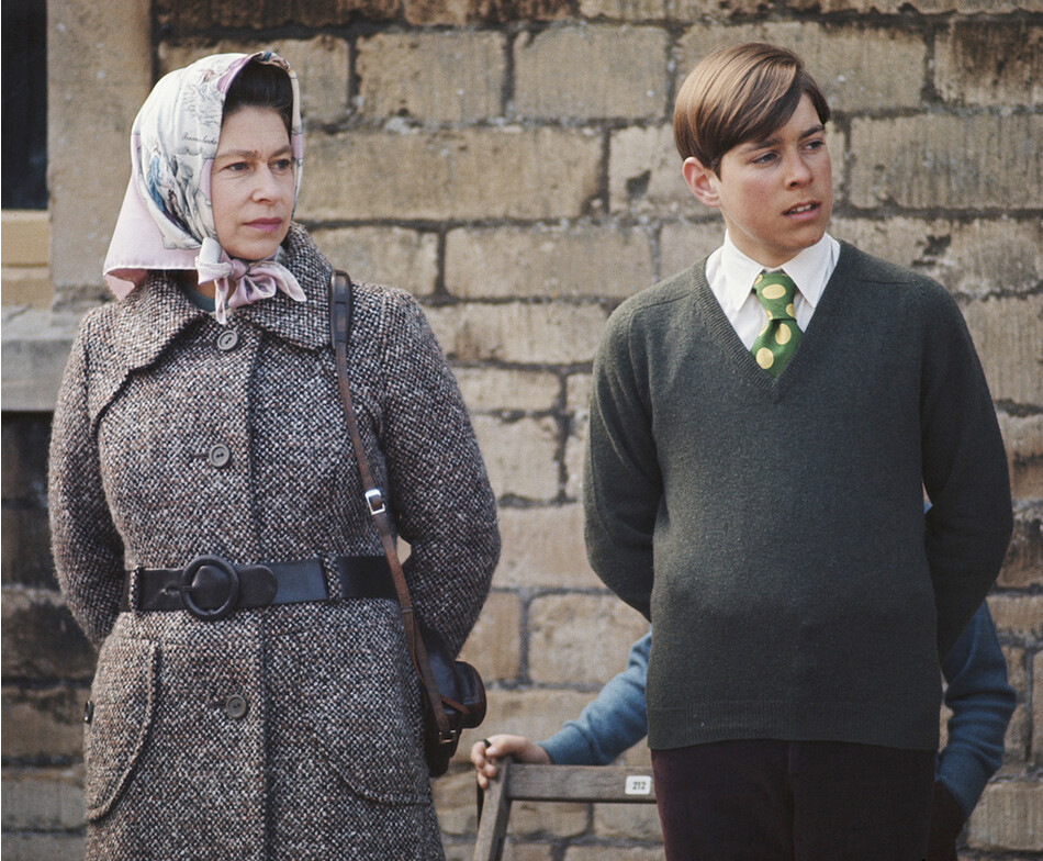 Королева Елизавета II и принц Эндрю на соревнованиях по бадминтону в Глостершире, 1973