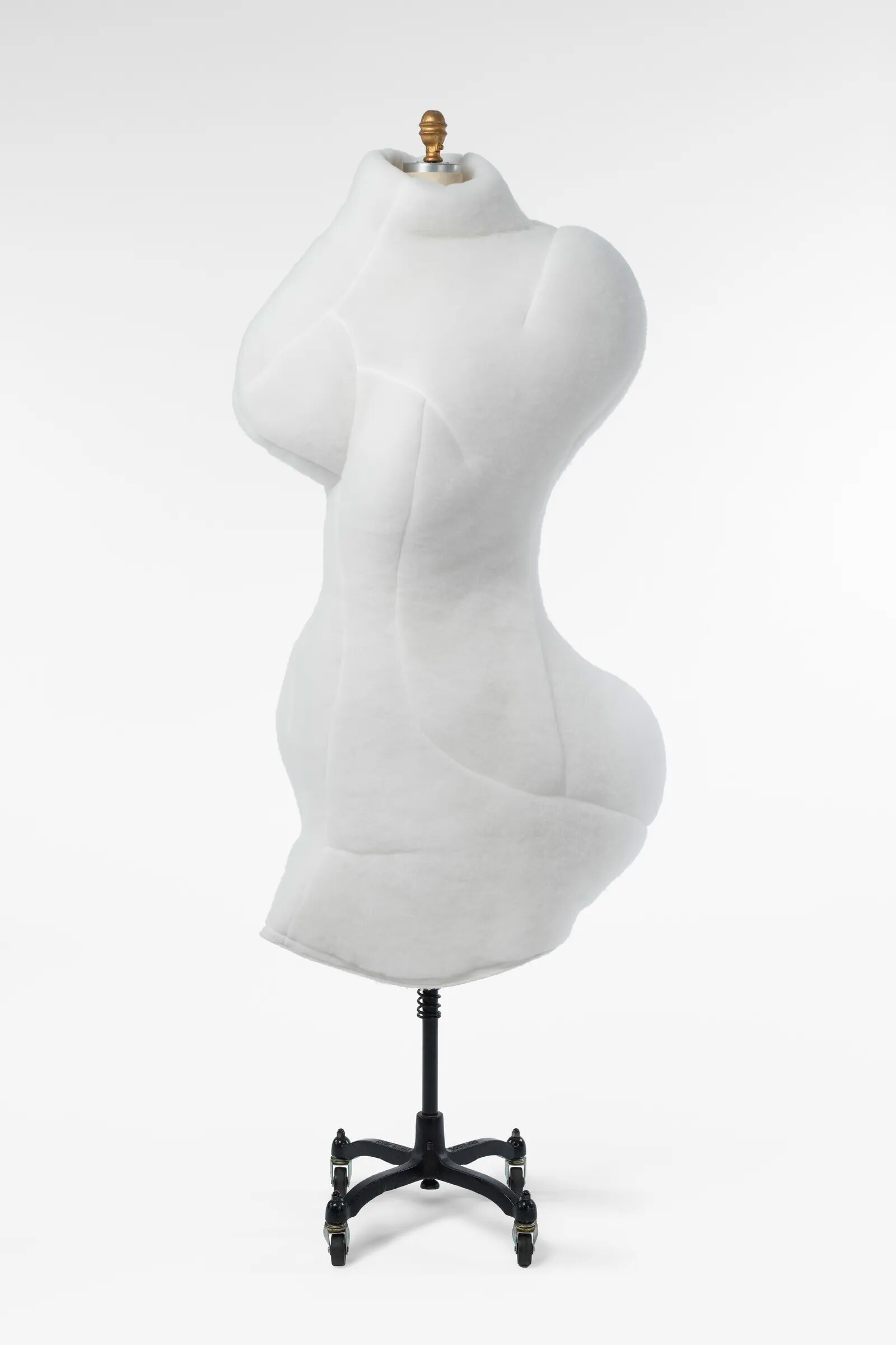 Образ Comme des Garçons 2017 года с гипертрофированными скульптурными формами