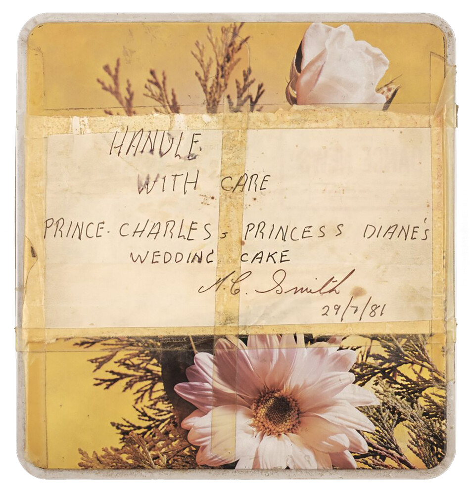 Крышка от жестяной банки с цветочным рисунком