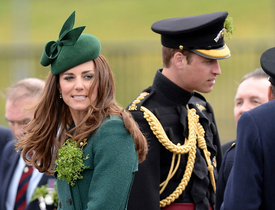 Екатерина, герцогиня Кембриджская и принц Уильям, герцог Кембриджский присутствуют на параде Дня Святого Патрика в казармах Монса 17 марта 2014 года в Олдершоте, Англия