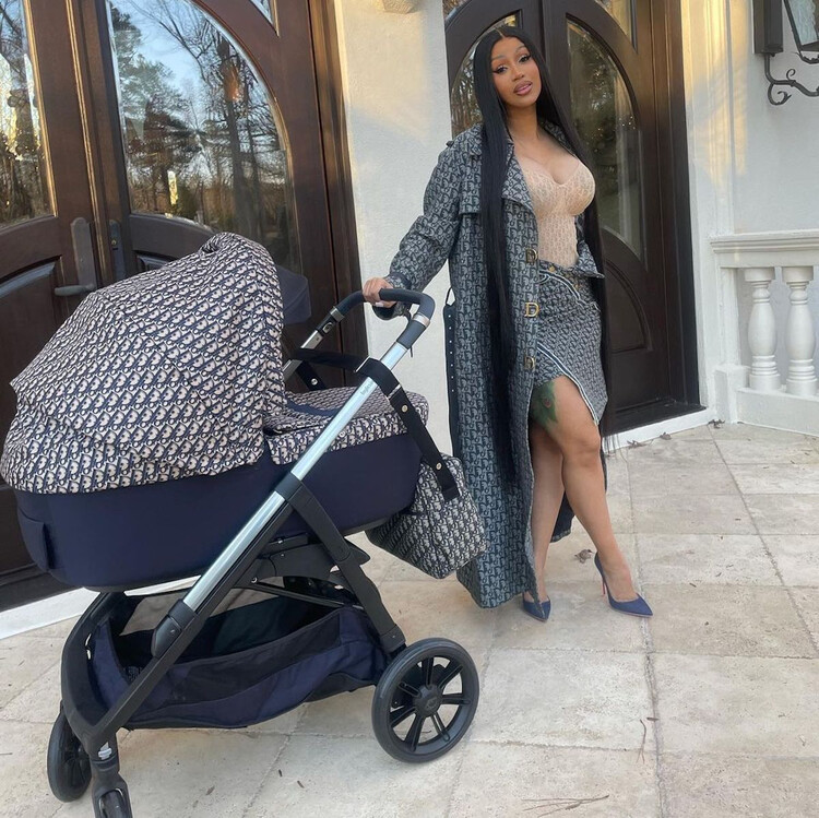 Карди Би катает сына в коляске