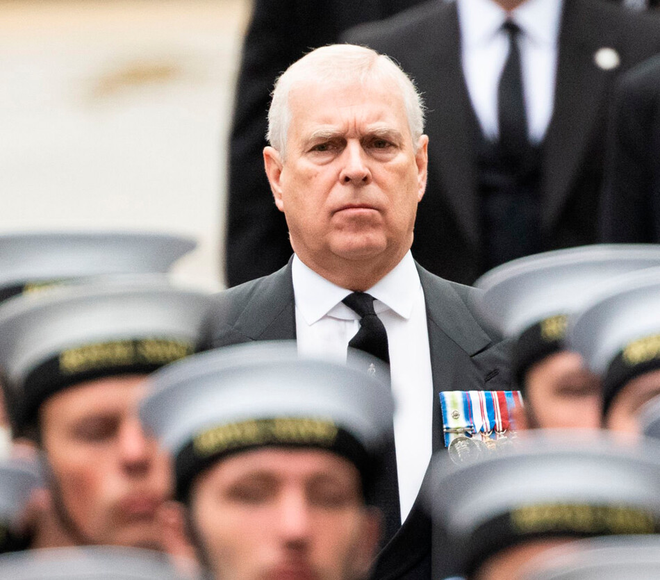 Принц Эндрю, герцог Йоркский участвует в траурном шествии за гробом покойной матери во время государственных похорон королевы Елизаветы II 19 сентября 2022 года в Лондоне, Англия