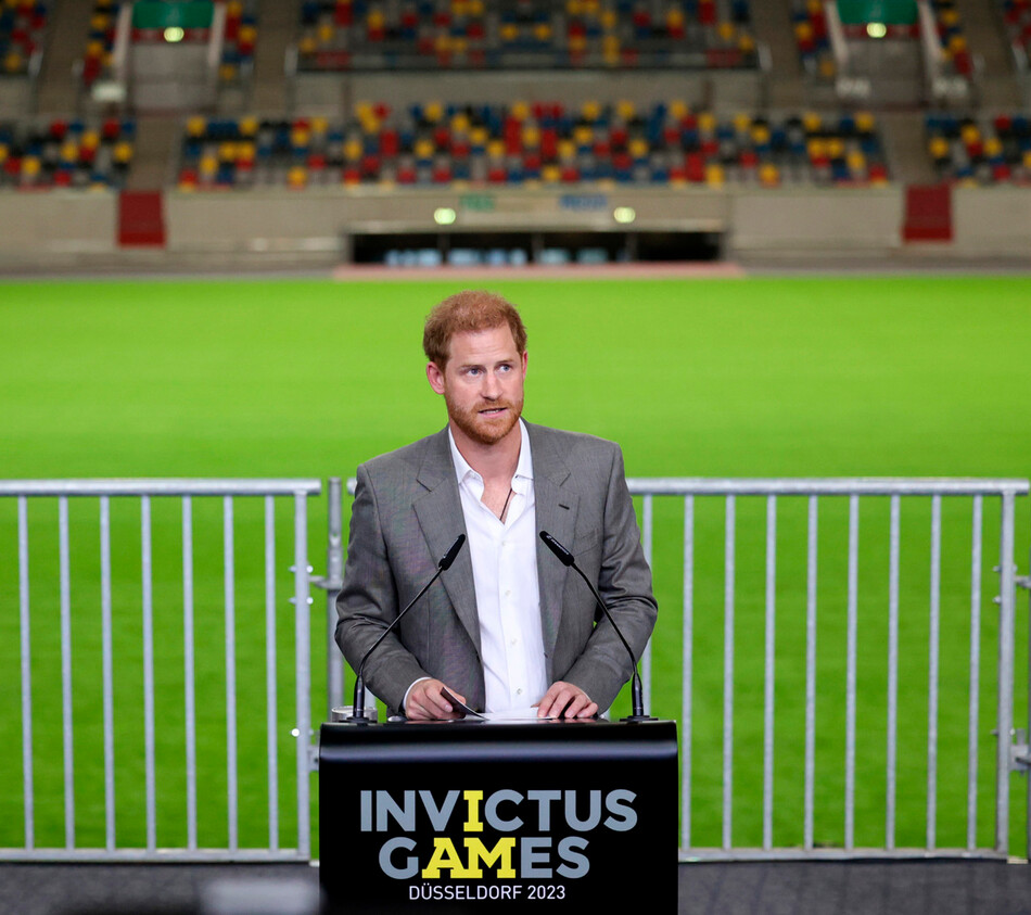 Принц Гарри, герцог Сассекский выступает на сцене во время пресс-конференции приуроченной запуску подготовки к проведению «Игр непокорённых» — Invictus Games Dusseldorf 2023 - One Year To Go 06 сентября 2022 года в Дюссельдорфе, Германия