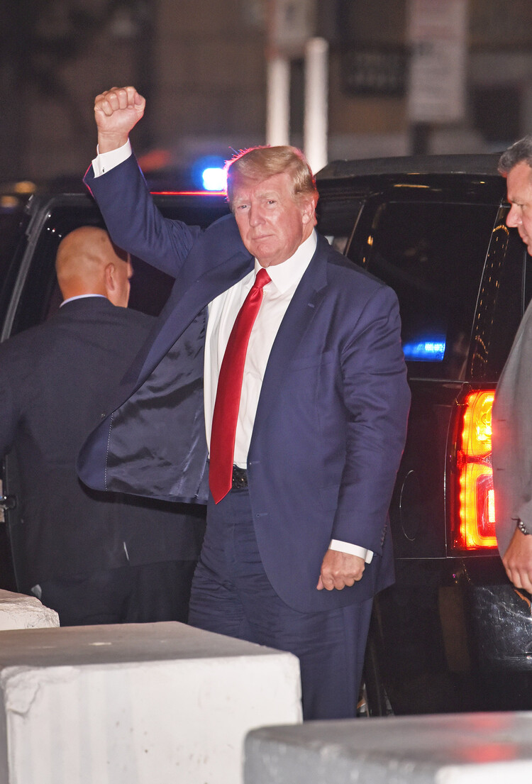 Сторонники Дональда Трампа уверены, что рейд ФБР на поместье в Мар-а-Лаго лишь увеличит количество последователей экс-президента и поддержку возможного переизбрания его на посту президента США в 2024 году