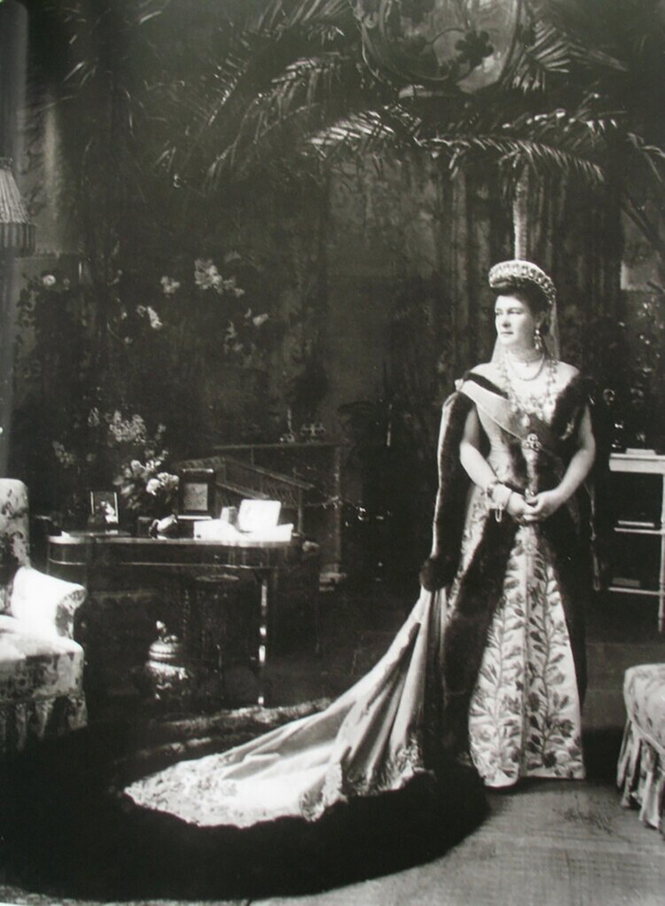 Великая княгиня Мария Павловна во дворце, в парадном придворном платье, отороченном русскими соболями. На голове княгини – Владимирская тиара