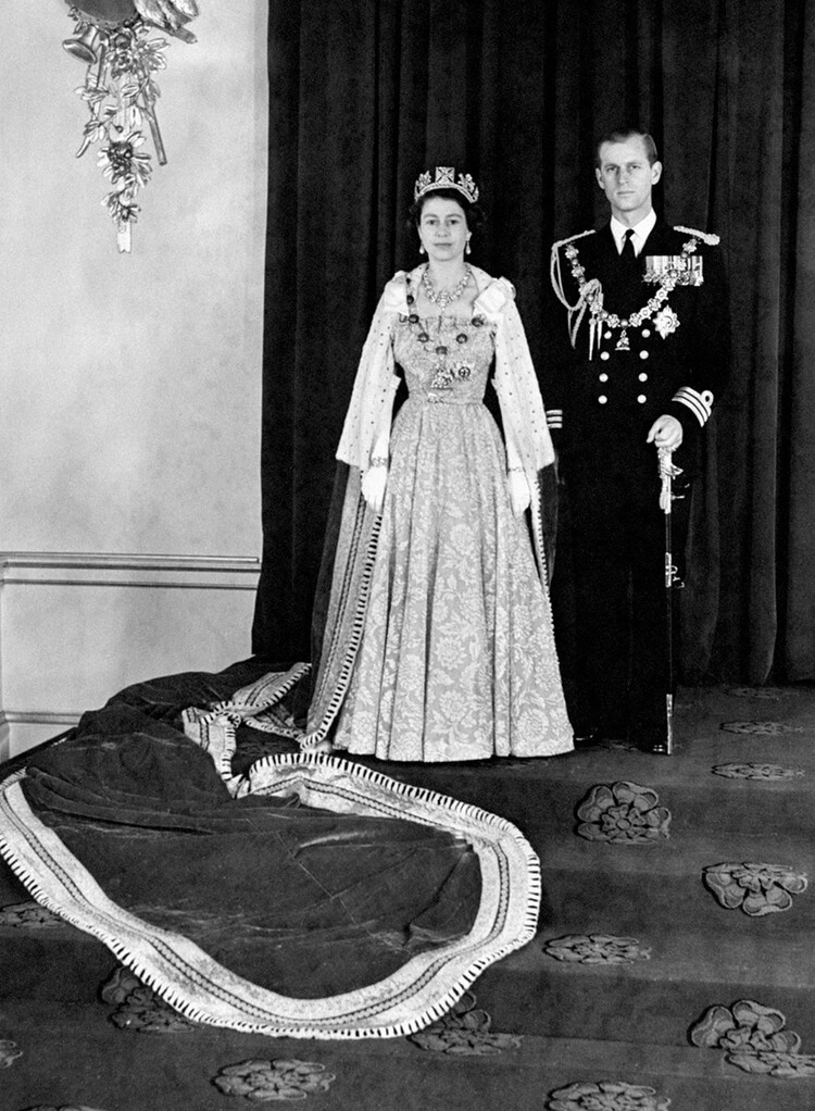 Королева Елизавета II и принц Филипп во время коронации 2 июня 1953 года в Вестминстерском аббатстве в Лондоне