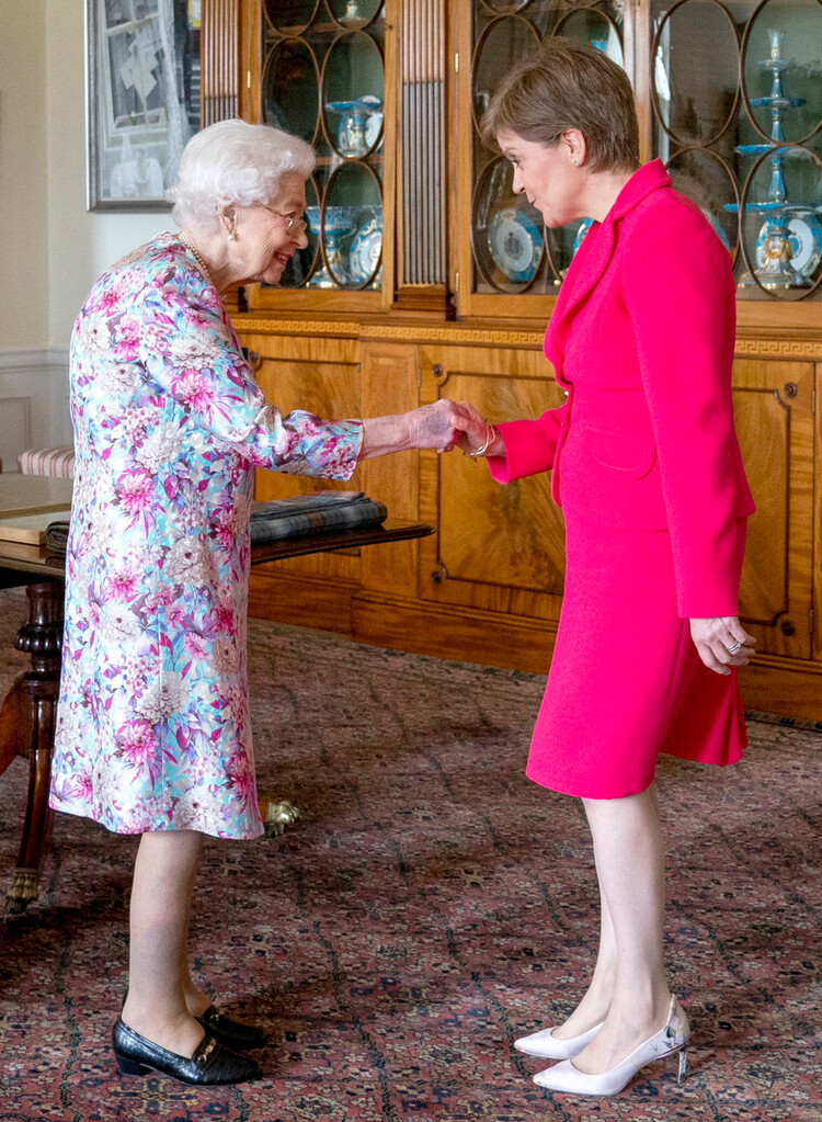 Королева Елизавета II приветствует первого министра Шотландии и лидера Шотландской национальной партии (ШНП) Николу Стерджен во время аудиенции во дворце Холирудхаус в Эдинбурге, Шотландия, 29 июня 2022 года