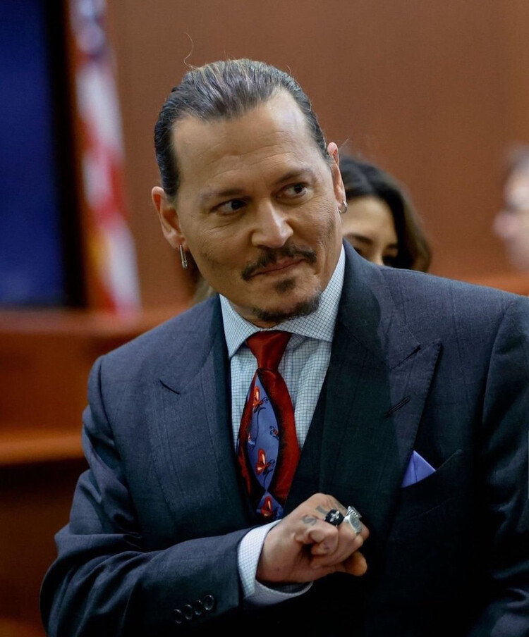 Джонни Депп стоит в зале суда во время разбирательства команд юристов, 2022