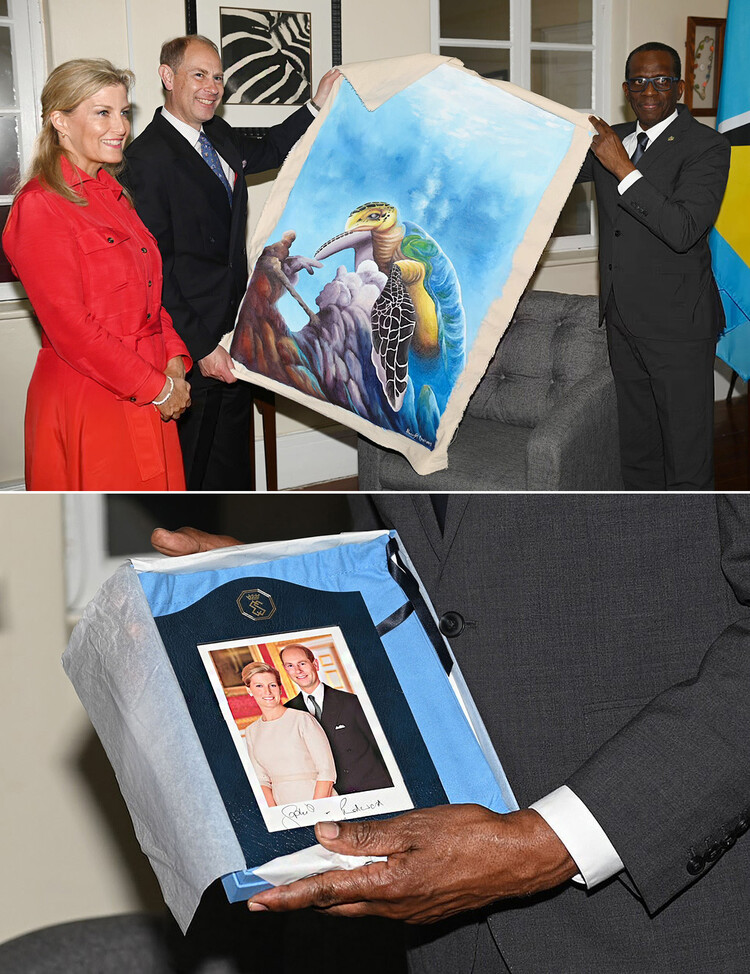 Софи, графиня Уэссекская, принц Эдуард, граф Уэссекский и Филипп Пьер, премьер-министр Сент-Люсии, вручают друг другу подарки в первый день их королевского турне приуроченного к платиновому юбилею королевы Елизаветы II по Карибскому морю в Резиденция премьер-министра 22 апреля 2022 года в Кастри, Сент-Люсия