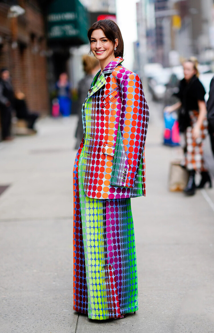 Энн Хэтэуэй в ярком образе на премьере сериала «Не сработало»