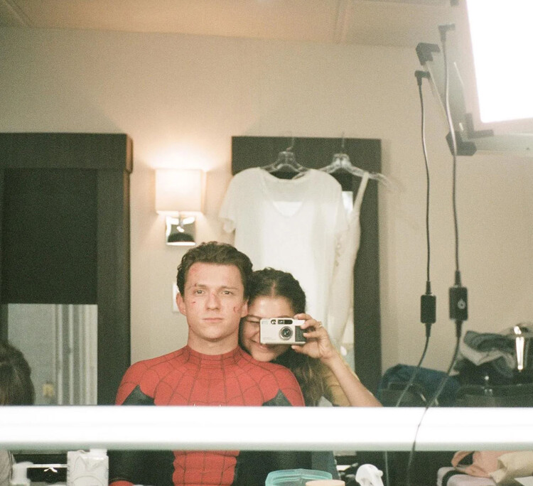 Ранее Том Холланд поздравил Зендаю с днем рождения этой фотографией в своём Instagram