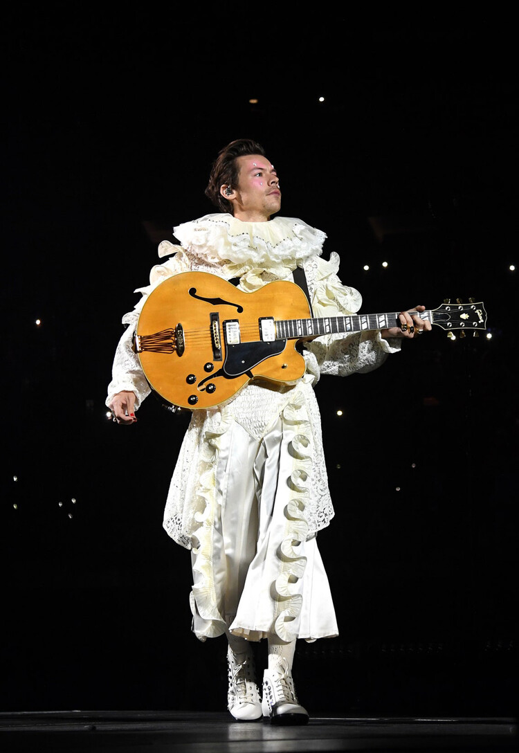 Гарри Стайлс лучшие образы за 2021 год