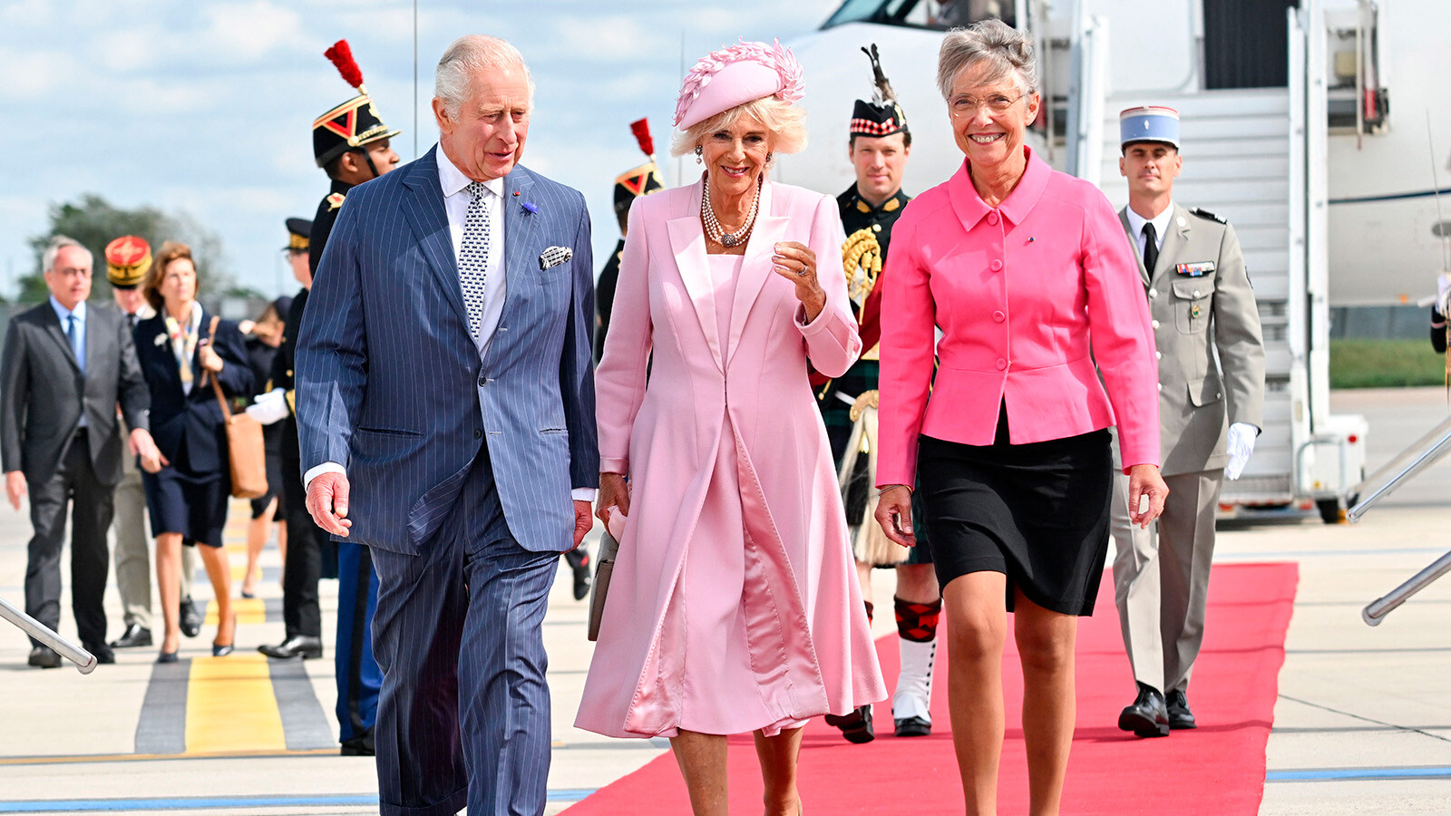 Король Карл III и королева Камилла прибыли с государственным визитом в Париж