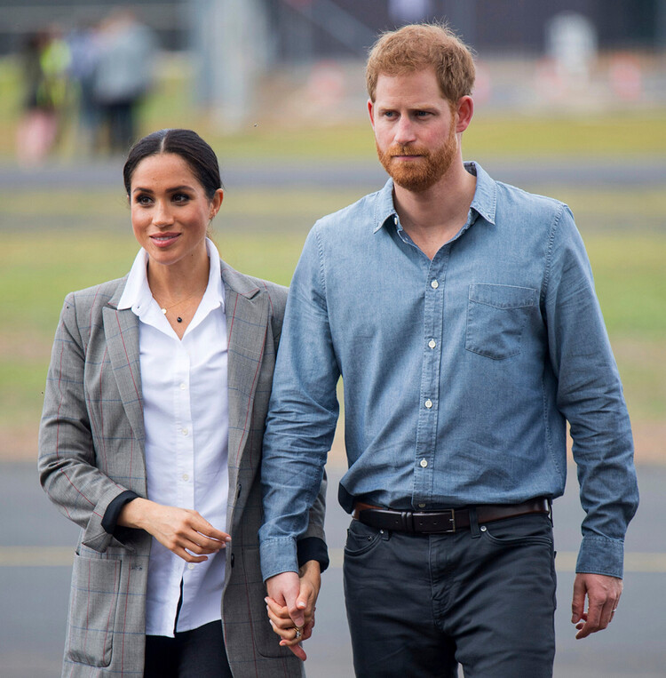 Принц Гарри, герцог Сассекский, и Меган Маркл, герцогиня Сассекская выход из самолета во время королевского турне в аэропорту Даббо 17 октября 2018 года в Даббо, Австралия