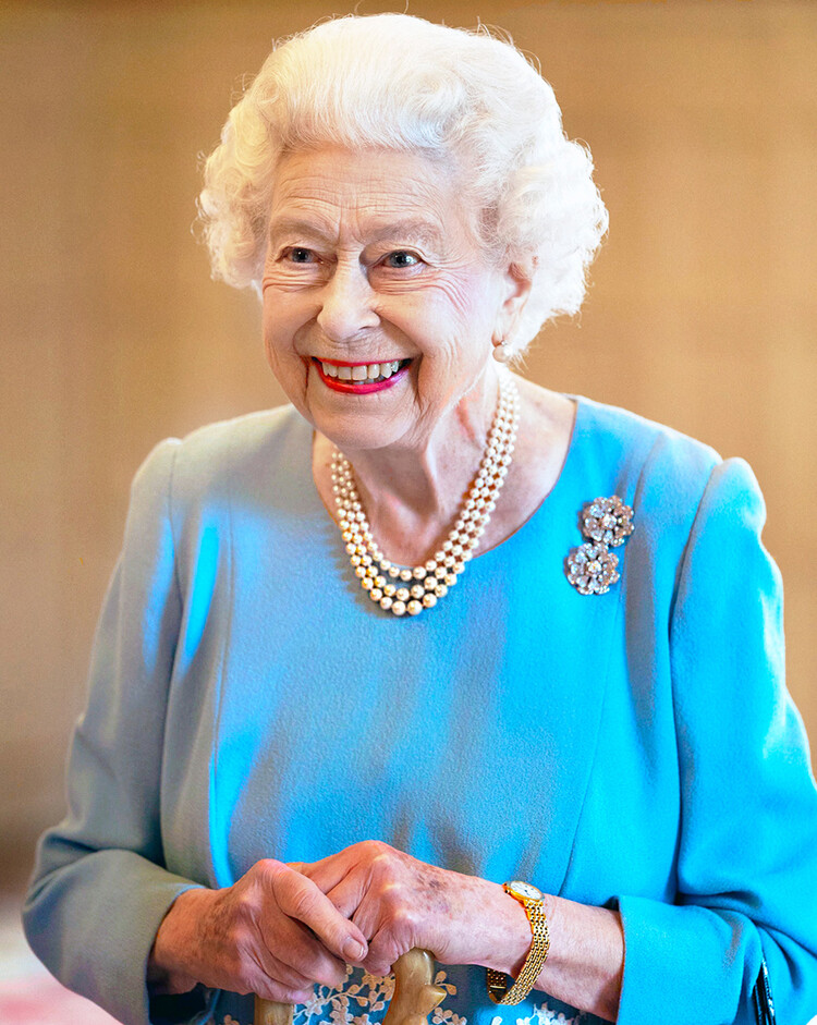 Королева Великобритании Елизавета II беседует с членами Общества дружбы Западного Норфолка во время празднования начала Платинового юбилея на приёме в бальном зале поместья Сандрингем, резиденции королевы в Норфолке, 5 февраля 2022