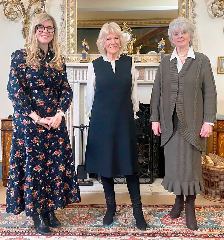 Герцогиня Корнуолльская с Эммой Барнетт, ведущей программы Woman's Hour, слева, и Дайаной Паркс (справа), чья дочь Джоанна Симпсон была убита своим мужем в 2010 году