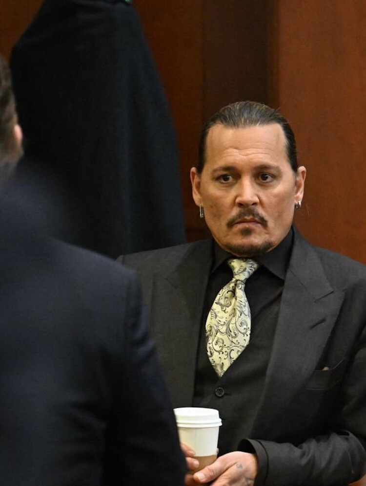 Джонни Депп наблюдает за ходом судебного разбирательства 
