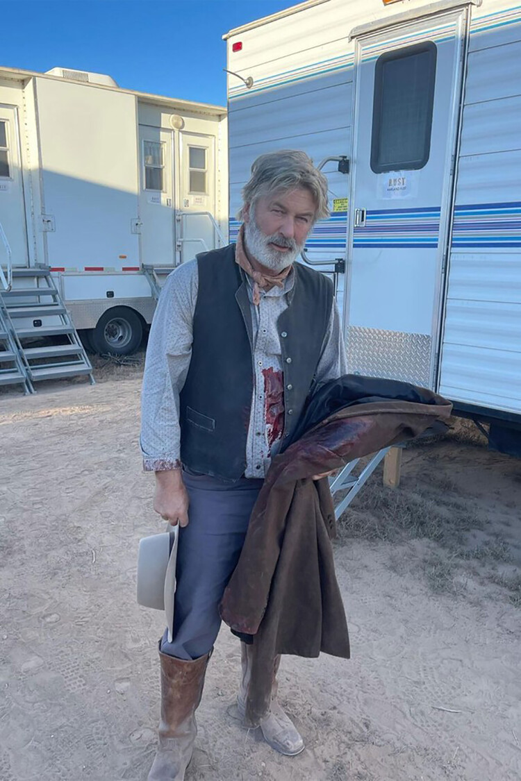 Алек Болдуин на съёмках фильма «Ржавчина», 2021