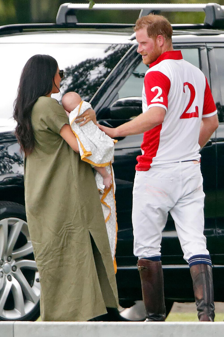 Меган, герцогиня Сассекская, Арчи Харрисон Маунтбеттен-Виндзор и принц Гарри, герцог Сассекский, присутствуют на благотворительном мероприятии King Power Royal Charity Polo Power Royal Charity Polo, в котором принц Уильям, герцог Кембриджский и принц Гарри, герцог Сассекский, соревновались за трофей памяти Кхуна Вичаи Шриваддханапрабхи в поло-клубе Billingbear 10 июля 2019 года в Уокингеме, Англия