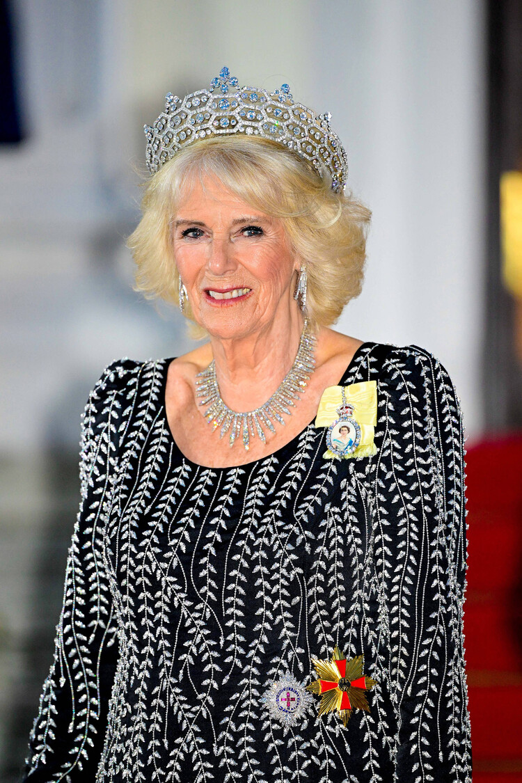 Камилла Паркер-Боулз в тиаре и бриллиантовом колье Елизаветы II