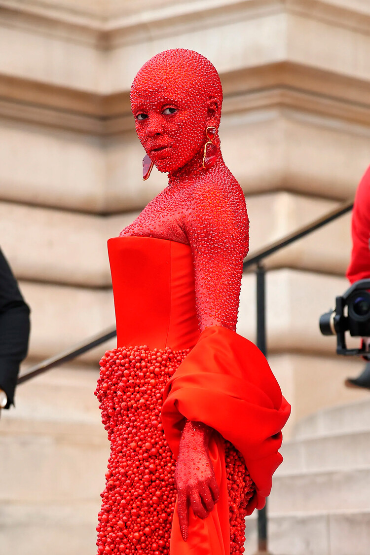Doja Cat появилась в наряде из 30 000 кристаллов на показе Schiaparelli
