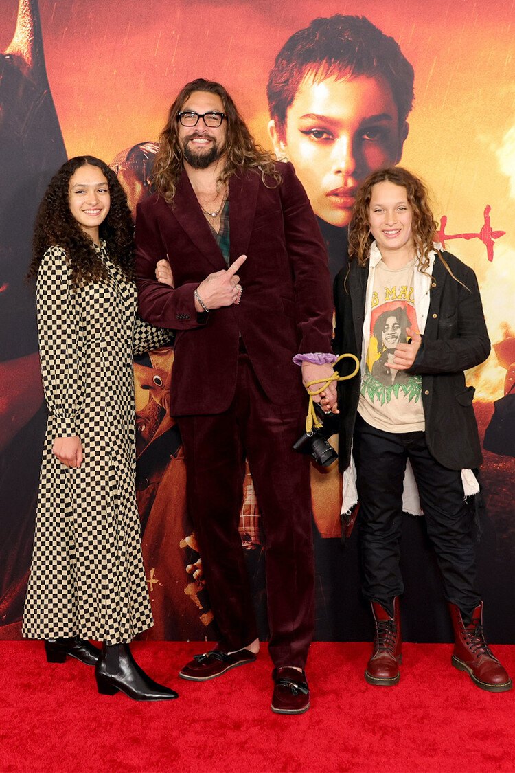 Dzheyson_Momoa_i_yego_deti_01_Mainstyles.jpg