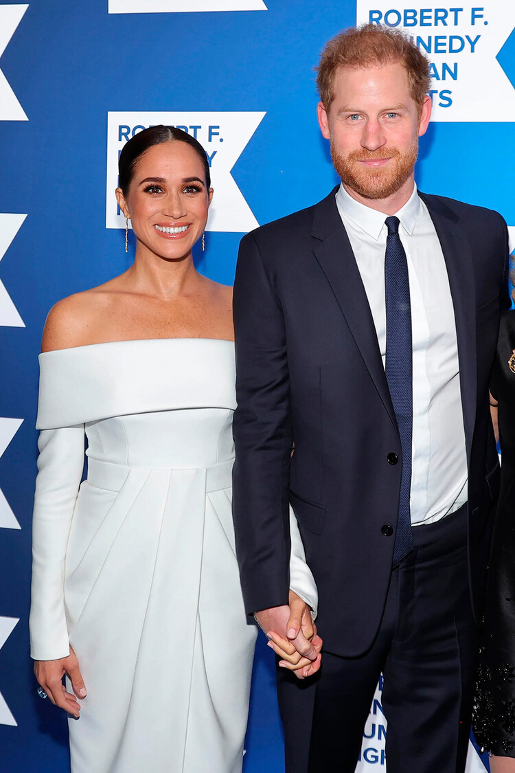 Меган Маркл и принц Гарри принимают участие в гала-концерте Роберта Ф. Кеннеди «Пульс надежды в области прав человека 2022» в отеле New York Hilton 6 декабря 2022 года в Нью-Йорке