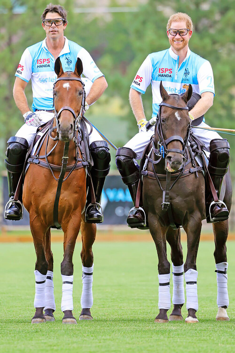 Начо Фигерас и принц Гарри, герцог Сассекский играют в поло во время Кубка Сентебале ISPS Handa Polo Cup 2022, 25 августа 2022 года в Аспене, штат Колорадо