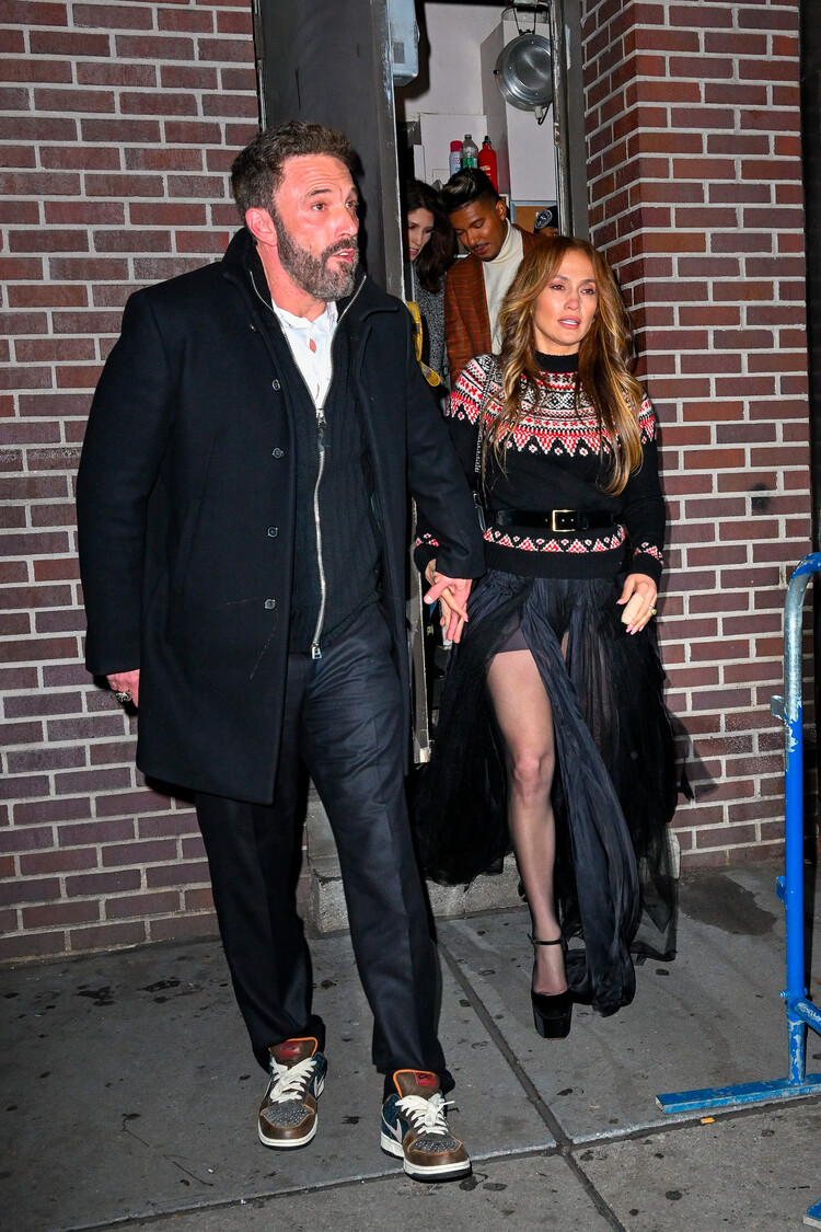 Дженнифер Лопес показала, как сексуально носить уютные зимние свитера