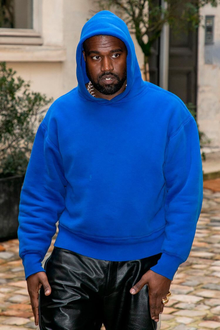 Канье Уэста осудили за продажу новой коллекции Yeezy Gap прямо из мусорных пакетов