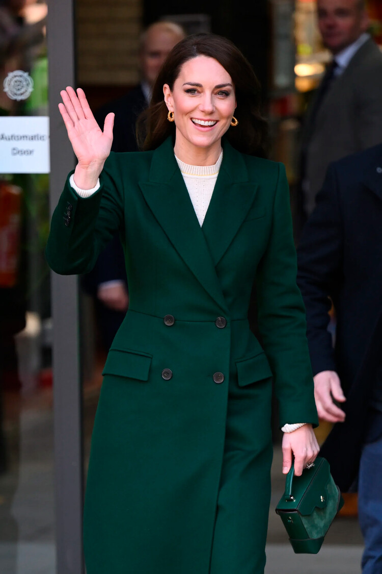 Кейт Миддлтон посещает рынок Киркгейт 31 января 2023 года в Лидсе, Англия