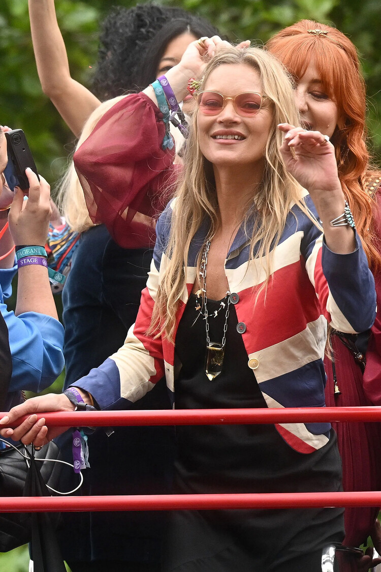 Кейт Мосс отпраздновала Платиновый юбилей королевы, надев жакет в виде флага Великобритании