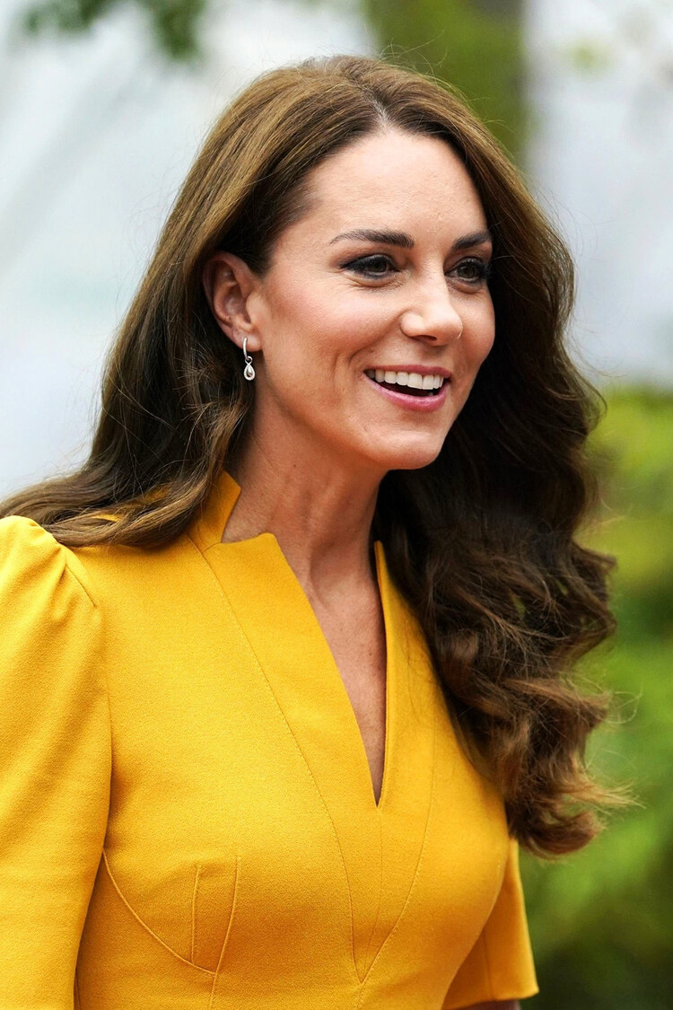 «Солнечная принцесса»: Кейт Миддлтон в жёлтом платье от Karen Millen посетила Королевскую больницу в графстве Суррей