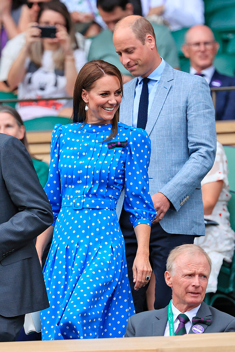 Кэтрин, герцогиня Кембриджская вместе с принцем Уильямом, герцогом Кембриджским, прибывают в королевскую ложу стадиона Уимблдон на 9-й день Уимблдонского теннисного чемпионата во Всеанглийском клубе лаун-тенниса и крокета 5 июля 2022 года в Лондоне, Англия