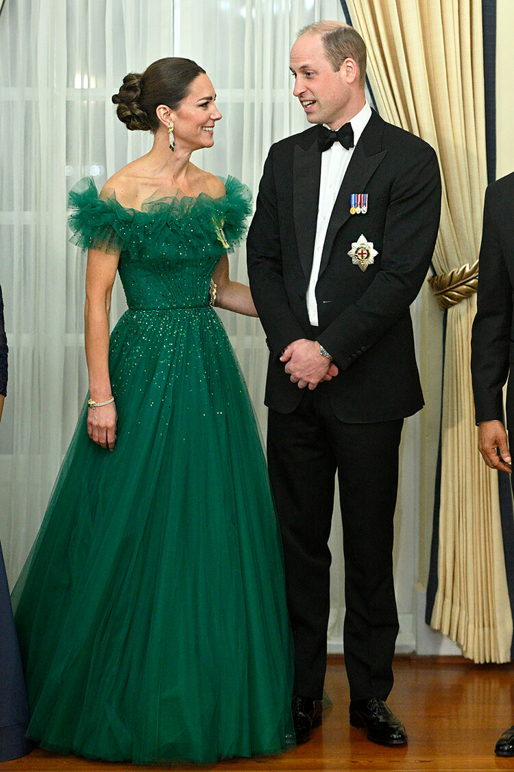 Кэтрин, герцогиня Кембриджская и принц Уильям на ужине устроенного генерал-губернатором Ямайки в Королевском доме во время королевского тура герцогов Кембриджских по странам Карибского бассейна 23 марта 2022 года в Кингстоне, Ямайка