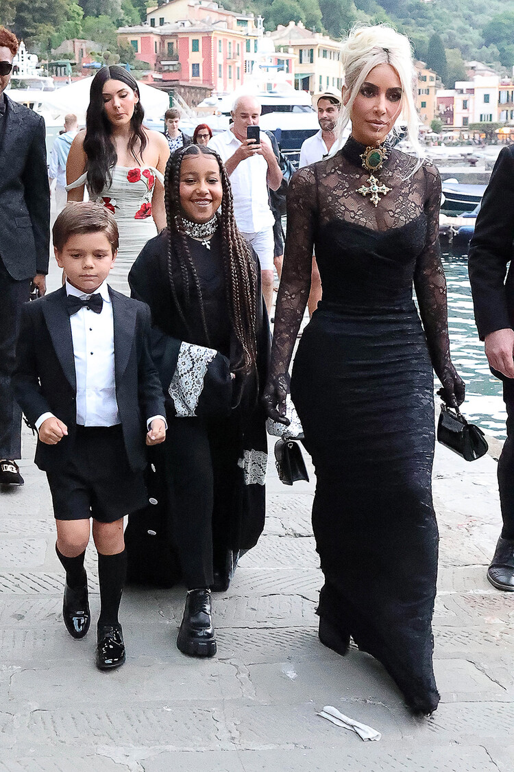 Kim_Kardashian_sister_Kourtney_wedding_01_Mainstyle.jpg