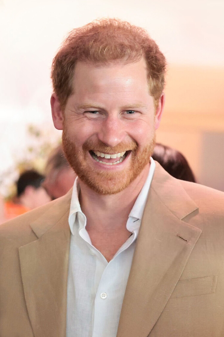 Принц Гарри, герцог Сассекский улыбается во время беседы с членами немецкой команды Invictus на приеме IGF во время второго дня Invictus Games The Hague 2020 в Zuiderpark 17 апреля 2022 года в Гааге, Нидерланды