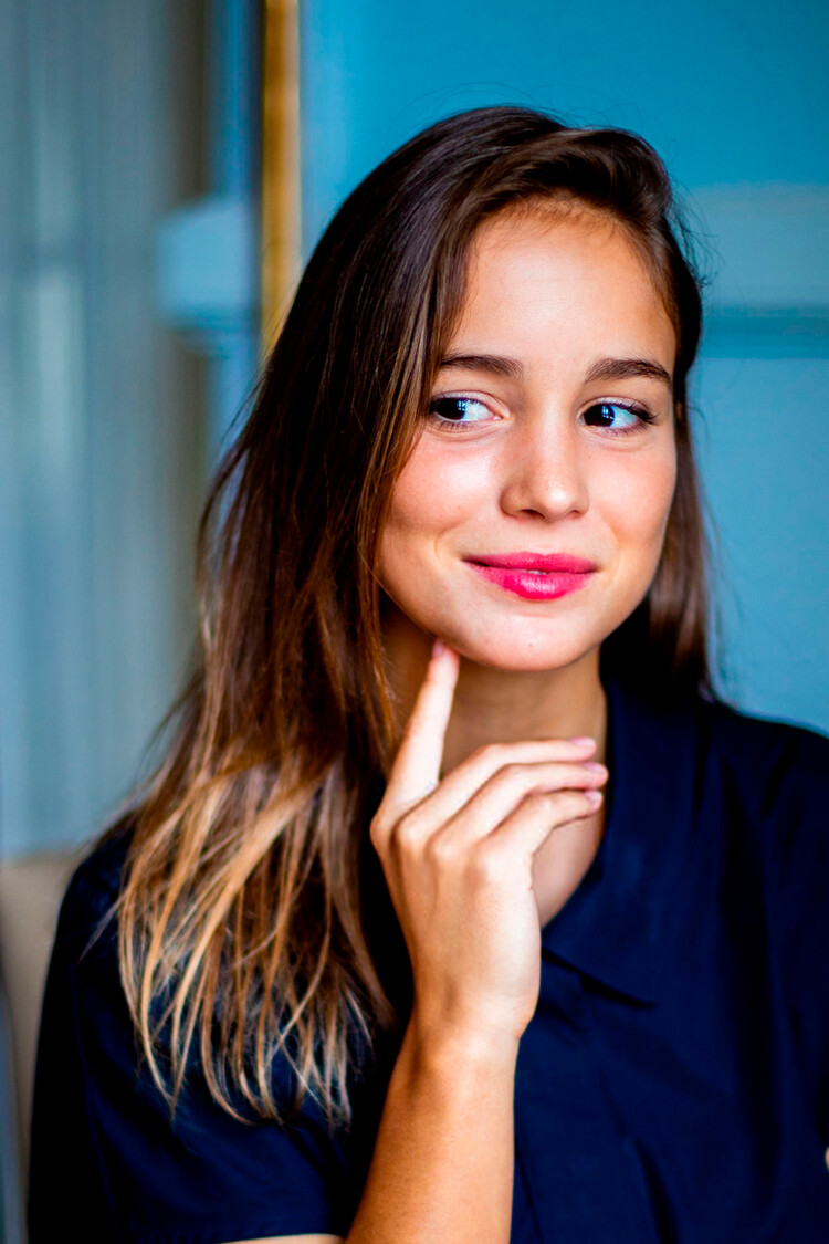 Альба Баптиста позирует на 67-м кинофестивале в Сан-Себастьяне 25 сентября 2019 года в Сан-Себастьяне, Испания