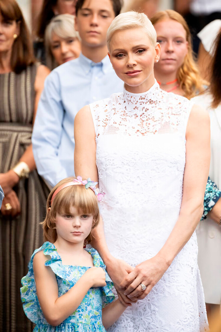 Принцесса Монако Шарлен с принцессой Габриэллой во время посещения «U Cavagnetu»: традиционного пикника Монако в Le Parc Princess Antoinette 03 сентября 2022 года в Монте-Карло, Монако