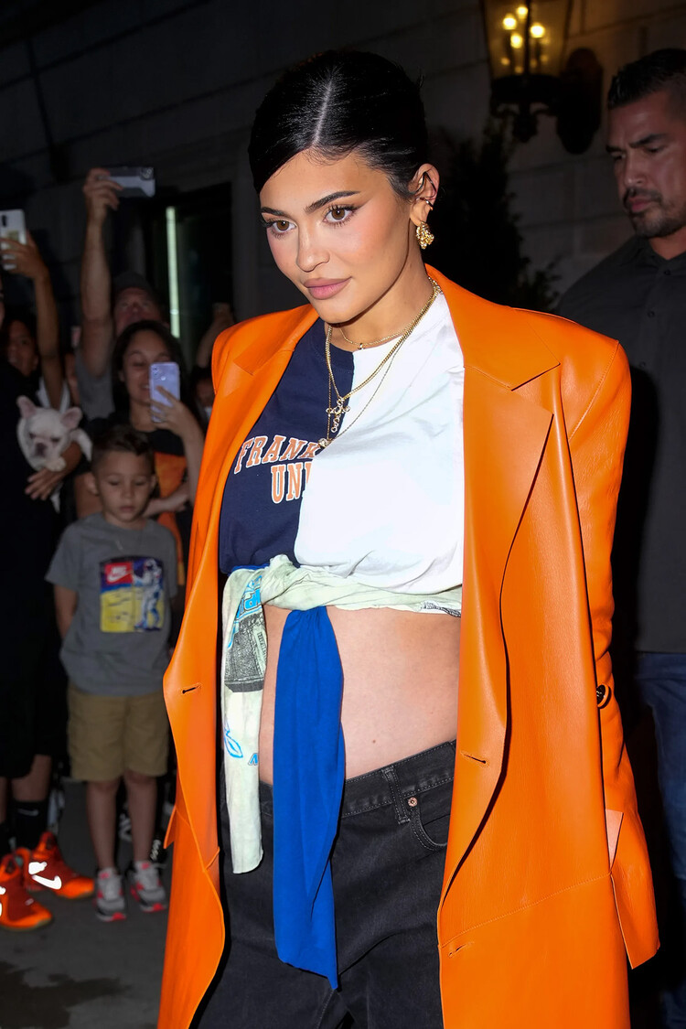 Кайли Дженнер опубликовала видео рождения своего сына