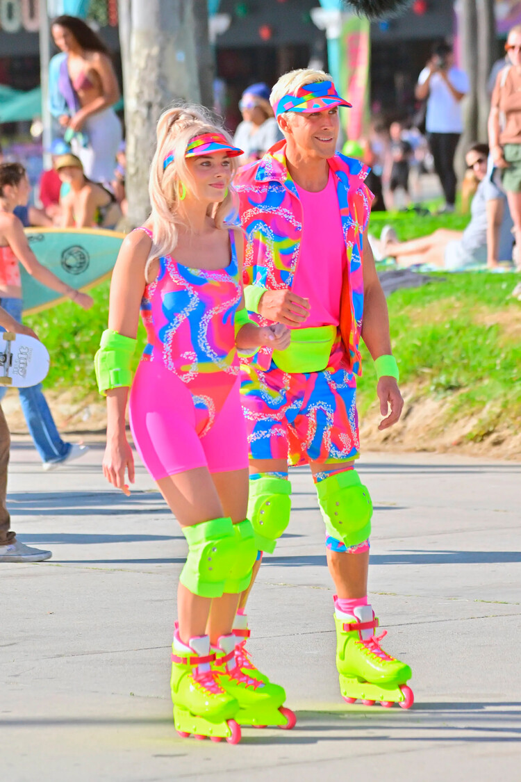 Марго Робби и Райан Гослинг прокатились на роликах в образе Барби и Кена