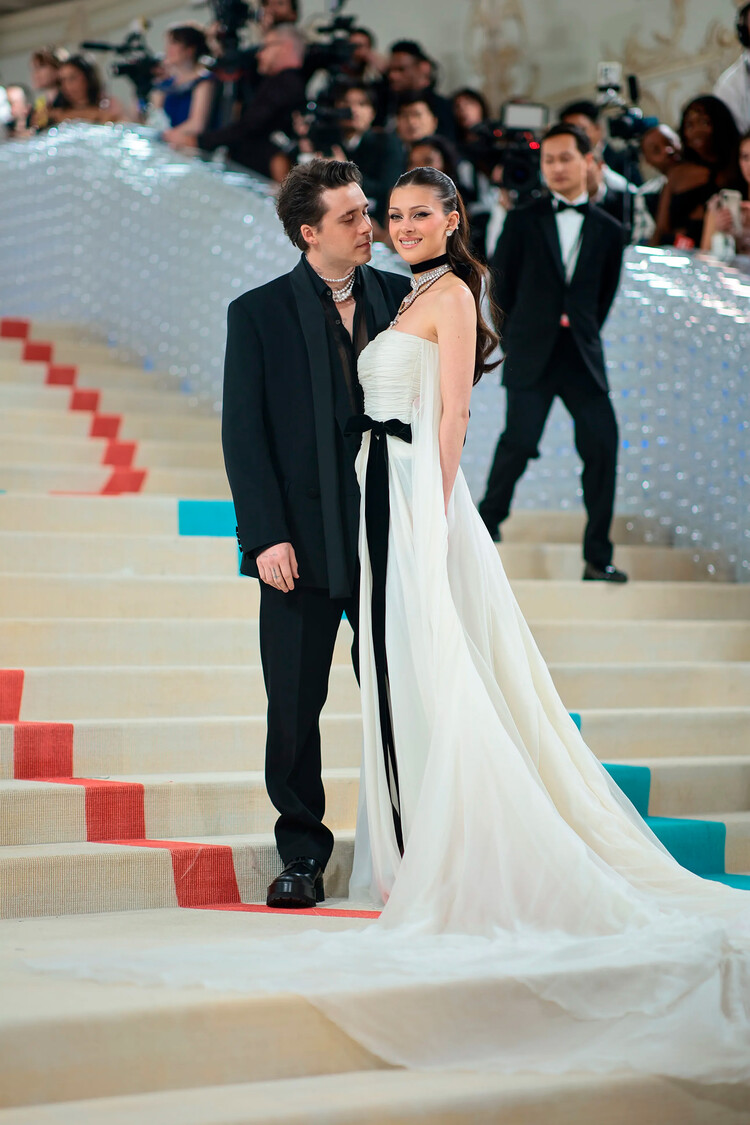 Бруклин Бекхэм и Никола Пельтц Бекхэм на Met Gala 2023