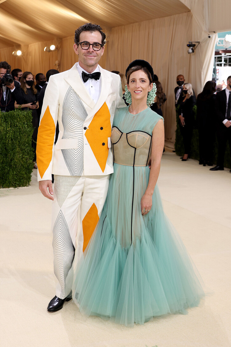 Лучшие образы бала Met Gala 2021 Адам Моссери с супругой Моникой