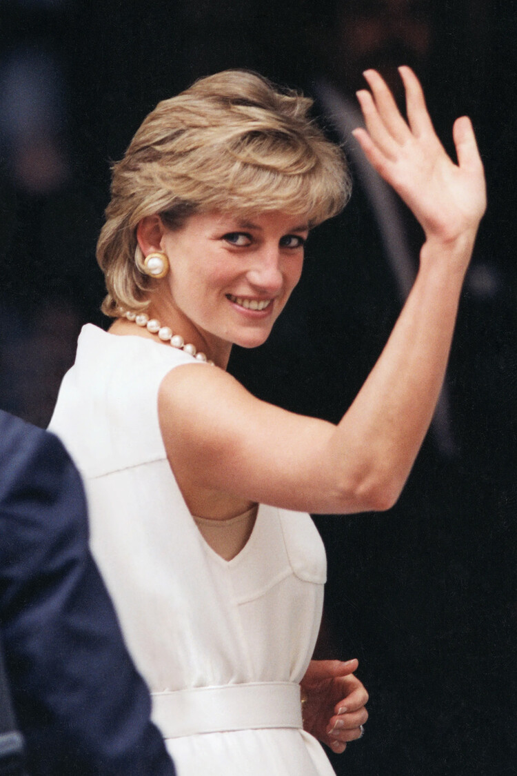 Принцесса Диана машет восторженной толпе в последний день её визита в Чикаго в 2007 году