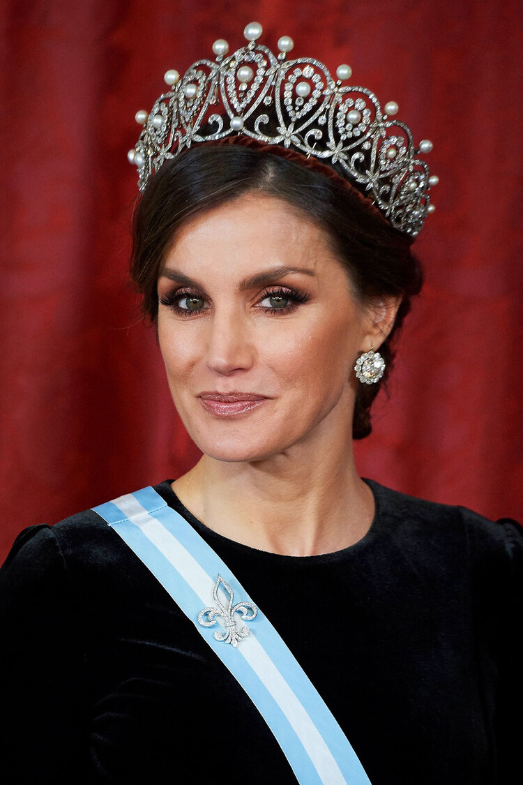 Украшение с тайной историей: почему королева Испании Летиция редко надевает своё обручальное кольцо с 16-ю бриллиантами?