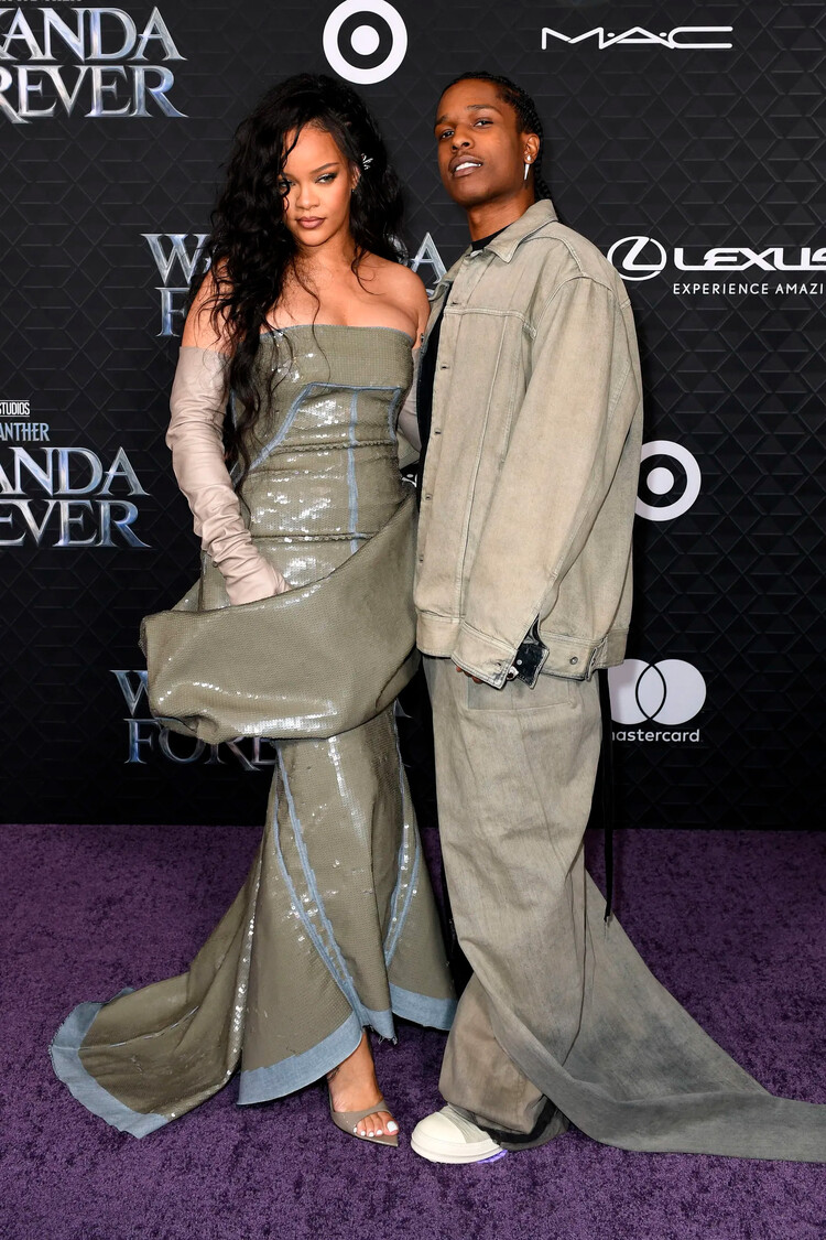 Рианна в платье от Rick Owens и A$AP Rocky на премьере фильма «Чёрная пантера: Ваканда навсегда», 2022