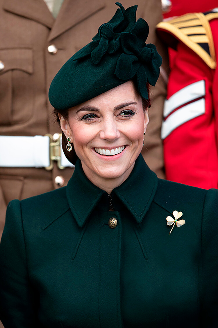 Кэтрин, герцогиня Кембриджская надела украшение в виде трилистника во время Парада в честь Дня Святого Патрика в казармах Монс 17 марта 2022 года в Олдершоте, Англия