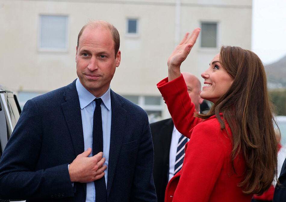 Уильям, принц Уэльский, и Кэтрин, принцесса Уэльская во время посещения спасательной станции Холихеда RNLI (Королевского национального института спасательных шлюпок) во время визита в Уэльс 27 сентября 2022 года в Холихеде, Уэльс